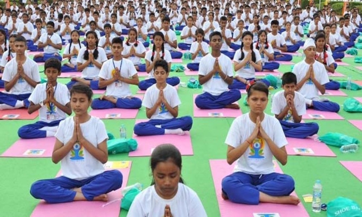 14 Benefits of Yoga for Students in Schools | ManoVaidya